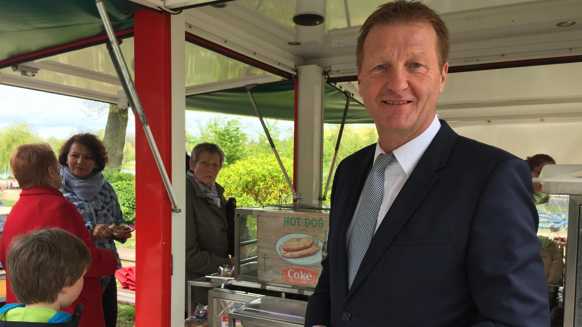 NRW-Innenminister Ralf Jäger vor einem Currywurststand. NRW-Innenminister Ralf Jäger vor einem Currywurststand.