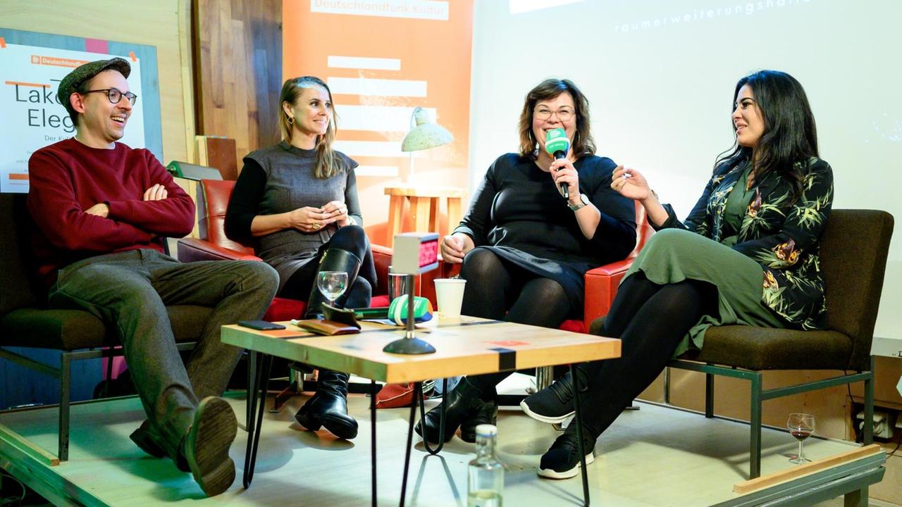 Lakonisch Elegant - Der Kulturpodcast. Einjähriger Geburtstag des Podcast, Feier mit Aufzeichnung der 57. Sendung im REH RaumErweiterungsHalle. v.l.n.r.: Paul Bokowski, Jagoda Marinić, Ebru Taşdemir, Samira El Ouassil Lakonisch Elegant - Der Kulturpodcast. Einjähriger Geburtstag des Podcast, Feier mit Aufzeichnung der 57. Sendung im REH RaumErweiterungsHalle. v.l.n.r.: Paul Bokowski, Jagoda Marinić, Ebru Taşdemir, Samira El Ouassil
