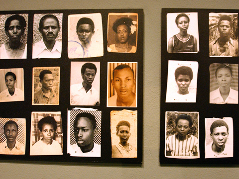 Porträtbilder der Opfer des ruandischen Völkermords.