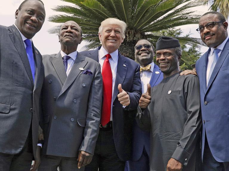 Am 27.5.2017 beim G7-Gipfel in Taormina posieren (v.l.n.r.) Kenias Präsident Uhuru Kenyatta, der Chef der Afrikanischen Union Alpha Conde, US-Präsident Donald Trump, der Präsident der Afrikanischen Entwicklungsbank Bank Akinwumi Adesina, Nigerias Vizepräsident Yemi Osinbajo und Äthiopiens Premierminister Haile Mariam Desalegn unter Palmen für die Fotografen.