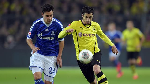 Alles im Blick der Analysten: Der Dortmunder Henrich Mchitarjan (rechts) und Schalkes Kaan Ayhan im Duell