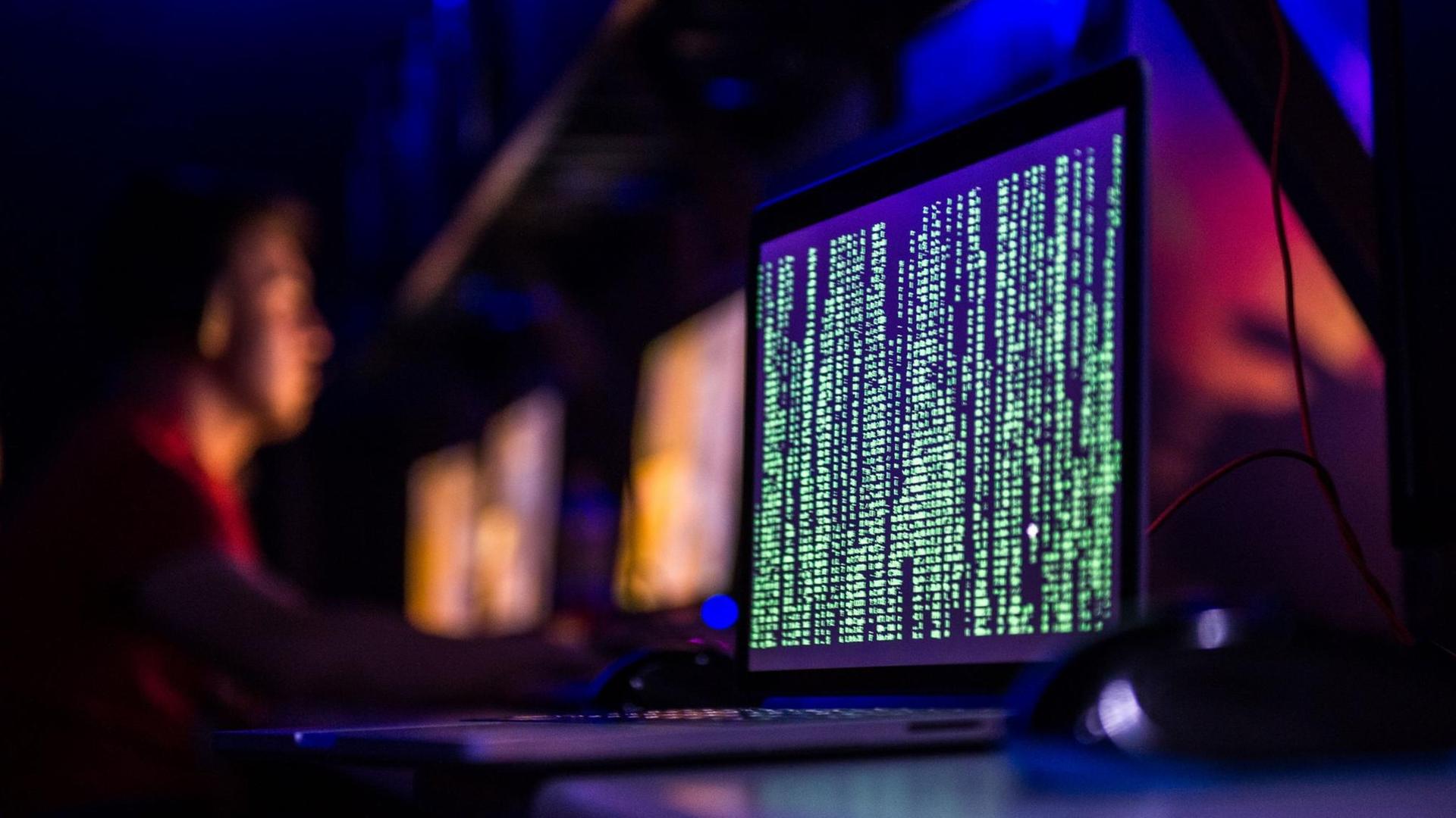 Zahlenkolonnen laufen auf einem Computerbildschirm. Zahlenkolonnen laufen auf einem Computerbildschirm.