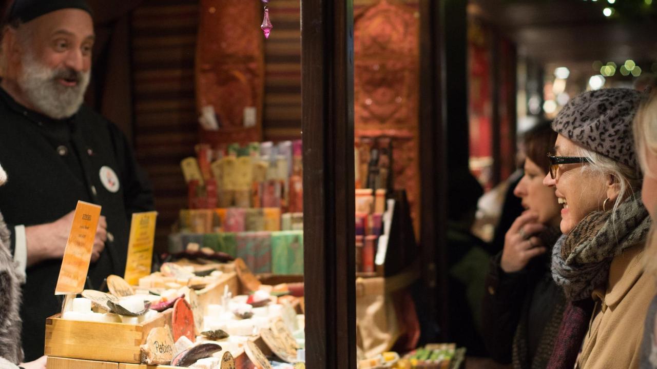Besucherin an einem Stand des Kölner Weihnachtsmarkt Besucherin an einem Stand des Kölner Weihnachtsmarkt