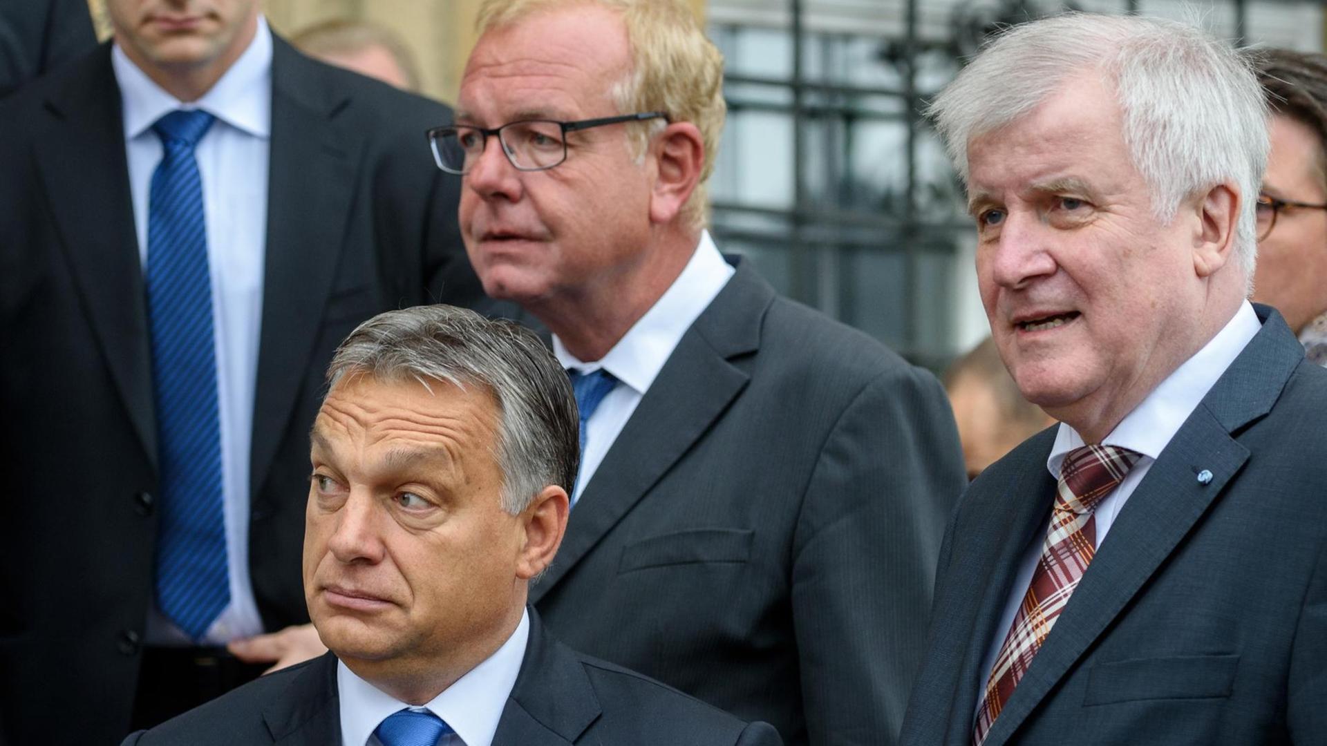 Der ungarische Premierminister Viktor Orban (l), der Fraktionsvorsitzende der CSU im bayerischen Landtag, Thomas Kreuzer (M) und der bayerische Ministerpräsident Horst Seehofer stehen am 23.09.2015 auf Kloster Banz bei Bad Staffelstein (Bayern) zusammen. Der ungarische Premierminister Viktor Orban (l), der Fraktionsvorsitzende der CSU im bayerischen Landtag, Thomas Kreuzer (M) und der bayerische Ministerpräsident Horst Seehofer stehen am 23.09.2015 auf Kloster Banz bei Bad Staffelstein (Bayern) zusammen.