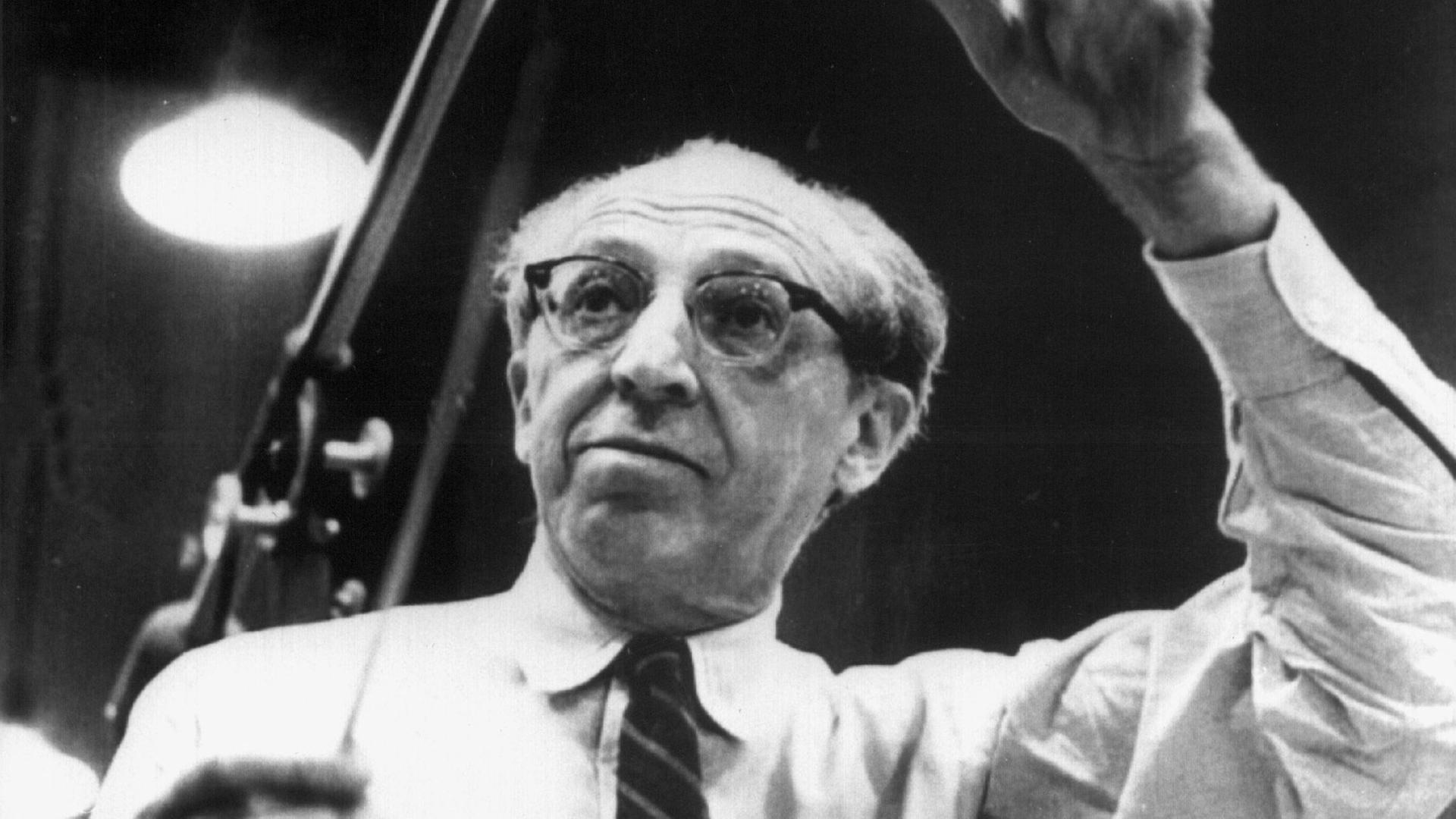 Der US-amerikanische Komponist und Dirigent am Dirigentenpult (undatiert). Aaron Copland wurde am 14. November 1900 in Brooklyn geboren und ist am 2. Dezember 1990 in New York gestorben. Der US-amerikanische Komponist und Dirigent am Dirigentenpult (undatiert). Aaron Copland wurde am 14. November 1900 in Brooklyn geboren und ist am 2. Dezember 1990 in New York gestorben.