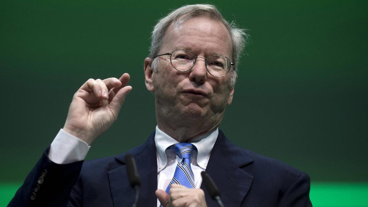 Eric Schmidt gestikuliert während einer Rede Eric Schmidt gestikuliert während einer Rede