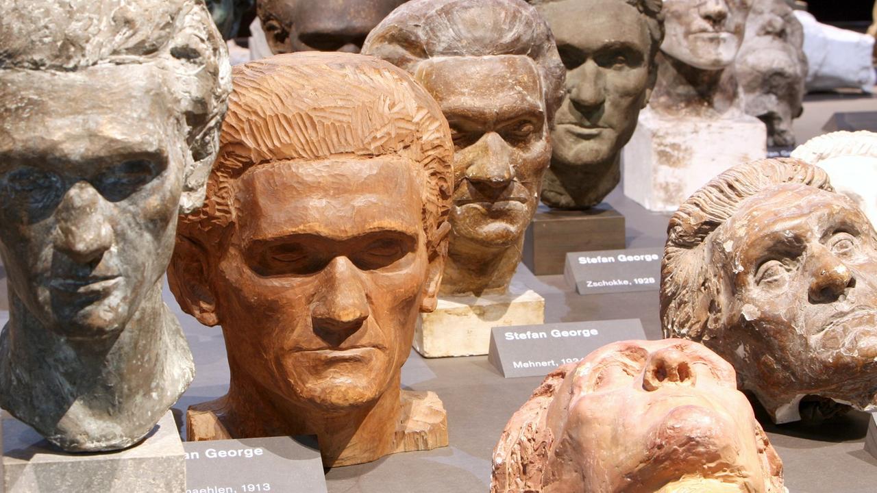 Porträtskulpturen des Dichters Stefan George sind am Dienstag (11.03.2008) im Literaturmuseum der Moderne in Marbach am Neckar (nahe Ludwigsburg) im Rahmen einer Ausstellung mit dem Titel "Das geheime Deutschland. Eine Ausgrabung" zu sehen.