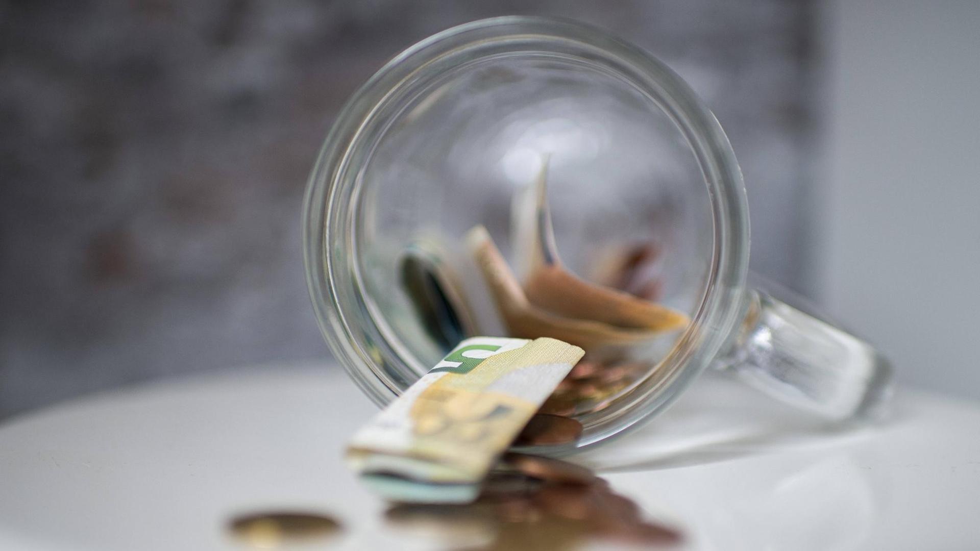 Ein Glas mit ein bisschen Geld Ein Glas mit ein bisschen Geld