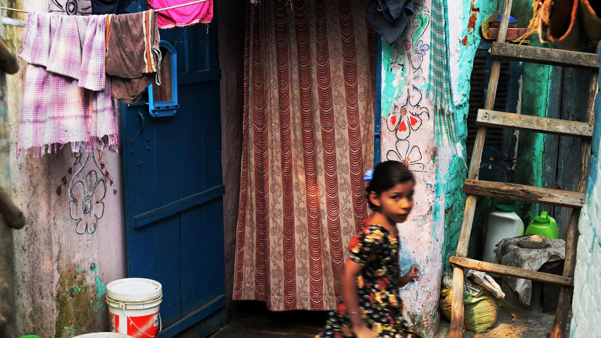 Mädchen in einem Slum bei Neu Delhi, Indien