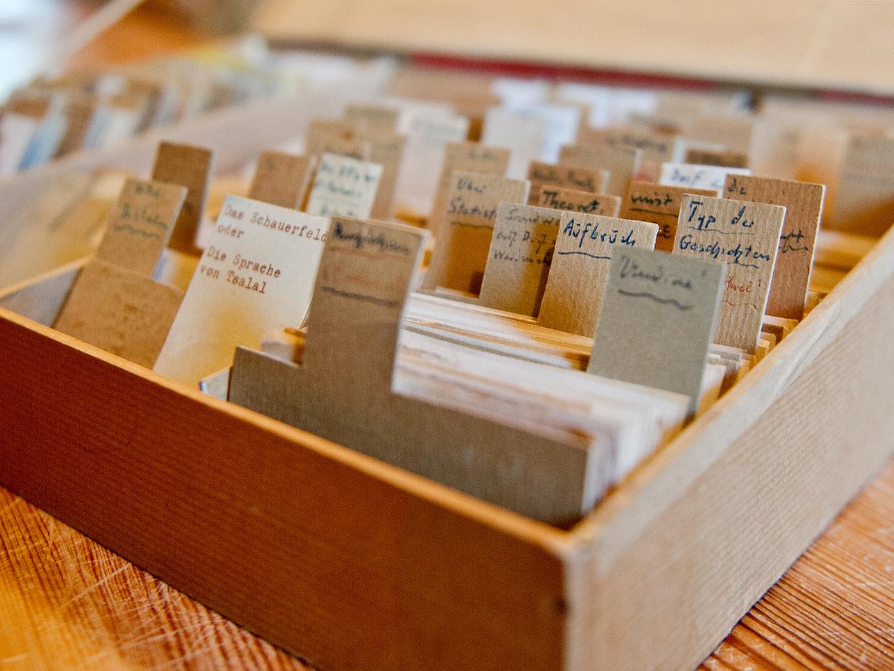 Eine Box mit Notizen des Schriftstellers Arno Schmidt, steht am 08.01.2014 in seinem ehemaligen Haus in Bargfeld (Niedersachsen). Eine Box mit Notizen des Schriftstellers Arno Schmidt, steht am 08.01.2014 in seinem ehemaligen Haus in Bargfeld (Niedersachsen).