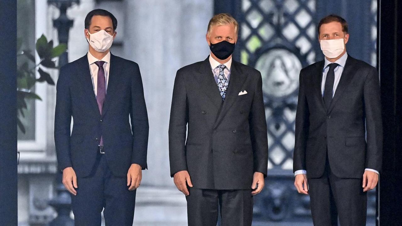 Der designierte Premierminister Belgiens, Alexander De Croo, König Philippe / Filip von Belgien und Paul Magnette in Anzügen und mit Schutzmasken vor dem Royal Palace in Brüssel am 30. September anlässlich der Formierung der neuen Regierung. Der designierte Premierminister Belgiens, Alexander De Croo, König Philippe / Filip von Belgien und Paul Magnette in Anzügen und mit Schutzmasken vor dem Royal Palace in Brüssel am 30. September anlässlich der Formierung der neuen Regierung.