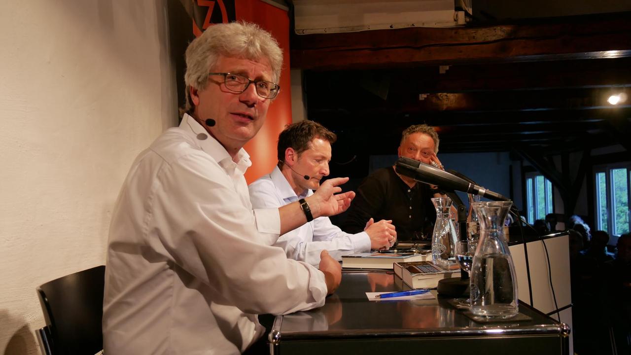 Tillmann Bendikowski, Moderator Daniel Mourkojannis und Feridun Zaimoglu (v.l.) im Literarischen Zentrum Göttingen Tillmann Bendikowski, Moderator Daniel Mourkojannis und Feridun Zaimoglu (v.l.) im Literarischen Zentrum Göttingen
