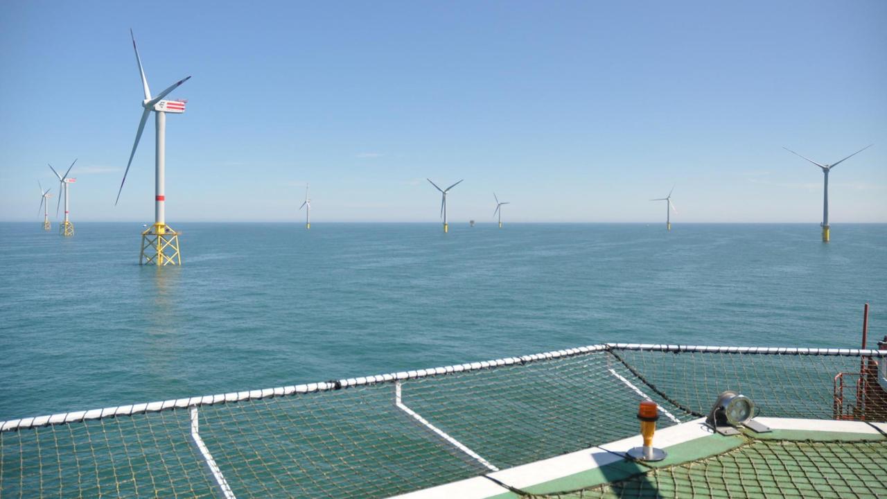 Blick von der Forschungsplattform FINO 1 auf den Windpark Alpha Ventus in der Nordsee