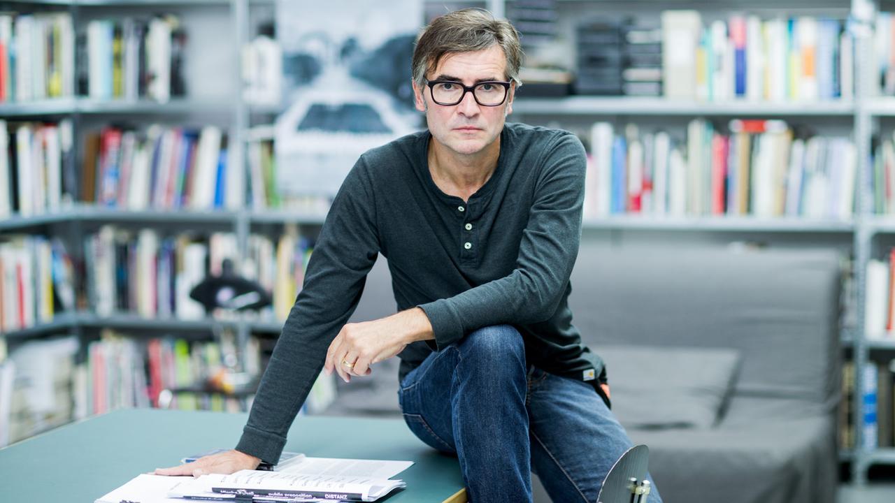 Der Konzeptkünstler Mischa Kuball posiert in seinem Atelier in Düsseldorf. Der Konzeptkünstler Mischa Kuball posiert in seinem Atelier in Düsseldorf.