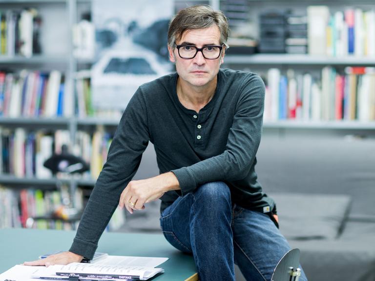 Der Konzeptkünstler Mischa Kuball in seinem Atelier in Düsseldorf