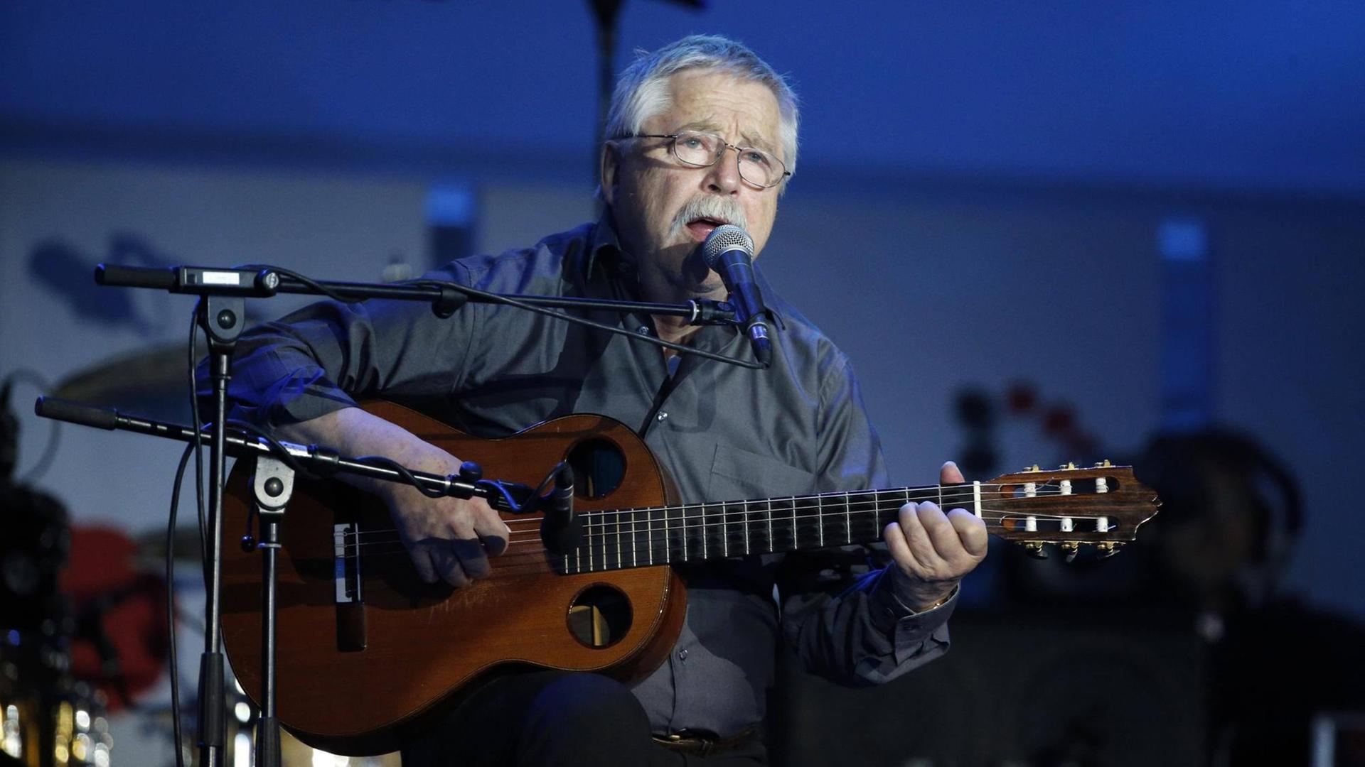 Gedenkveranstaltung 25 Jahre Mauerfall am Sonntag (09.11.2014) in Berlin mit einem Bürgerfest am Brandenburger Tor mit Wolf Biermann. Gedenkveranstaltung 25 Jahre Mauerfall am Sonntag (09.11.2014) in Berlin mit einem Bürgerfest am Brandenburger Tor mit Wolf Biermann.