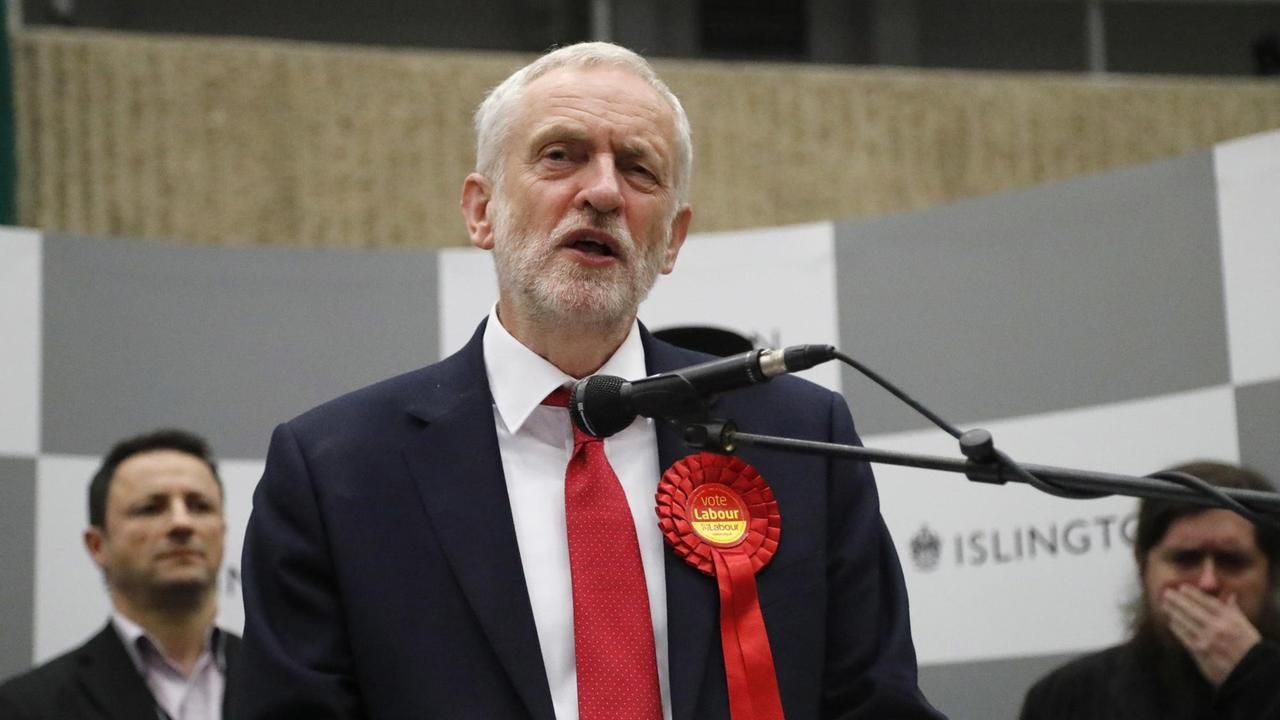 Labour-Chef Jeremy Corbyn spricht in seinem Wahlkreis Islington, den er verteidigt hat. Labour-Chef Jeremy Corbyn spricht in seinem Wahlkreis Islington, den er verteidigt hat.