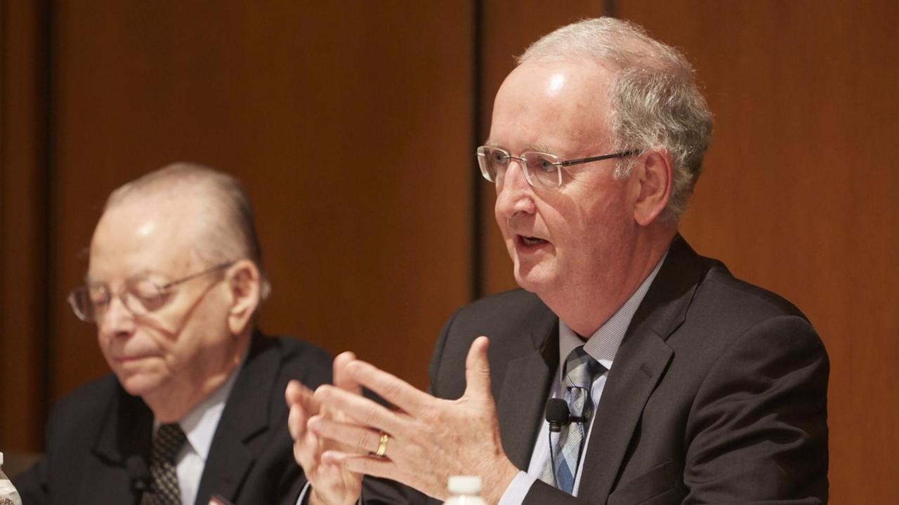 John McDonough ist Professor für "Public Health" an der Harvard University in Boston und hat an Obamacare mitgearbeitet. Hier bei einer Konferenz. John McDonough ist Professor für "Public Health" an der Harvard University in Boston und hat an Obamacare mitgearbeitet. Hier bei einer Konferenz.