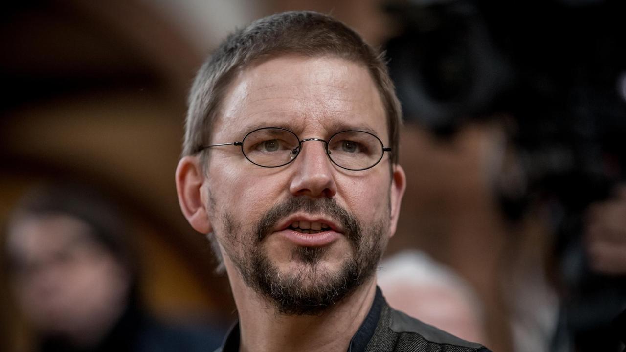 Der Menschenrechtsaktivist Peter Steudtner spricht am 05.12.2017 in Berlin bei der Verleihung des Friedenspreises 2017 Stiftung Quäker-Hilfe in der Gethsemanekirche Der Menschenrechtsaktivist Peter Steudtner spricht am 05.12.2017 in Berlin bei der Verleihung des Friedenspreises 2017 Stiftung Quäker-Hilfe in der Gethsemanekirche