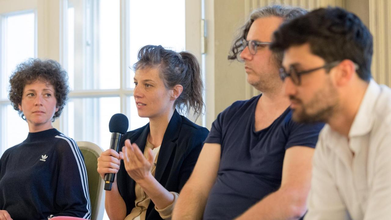 Sasha Marianna Salzmann, Susanne Kennedy, Philipp Preuss und Ersan Mondtag sitzen auf einem Podium und diskutieren Sasha Marianna Salzmann, Susanne Kennedy, Philipp Preuss und Ersan Mondtag sitzen auf einem Podium und diskutieren