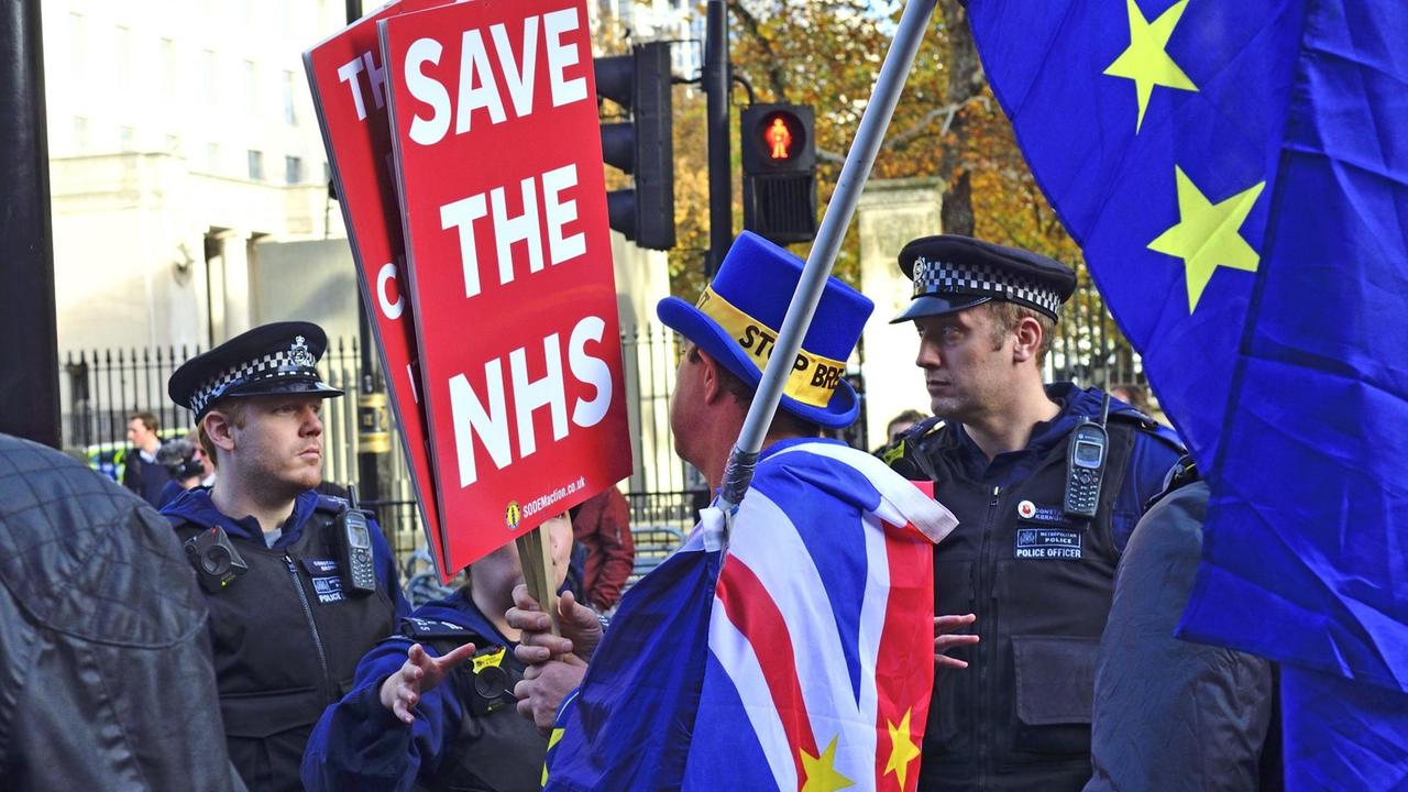 Anti-Brexit-Demonstrant Steve Bray hält ein Schild "Rettet den NHS" hoch. Anti-Brexit-Demonstrant Steve Bray hält ein Schild "Rettet den NHS" hoch.