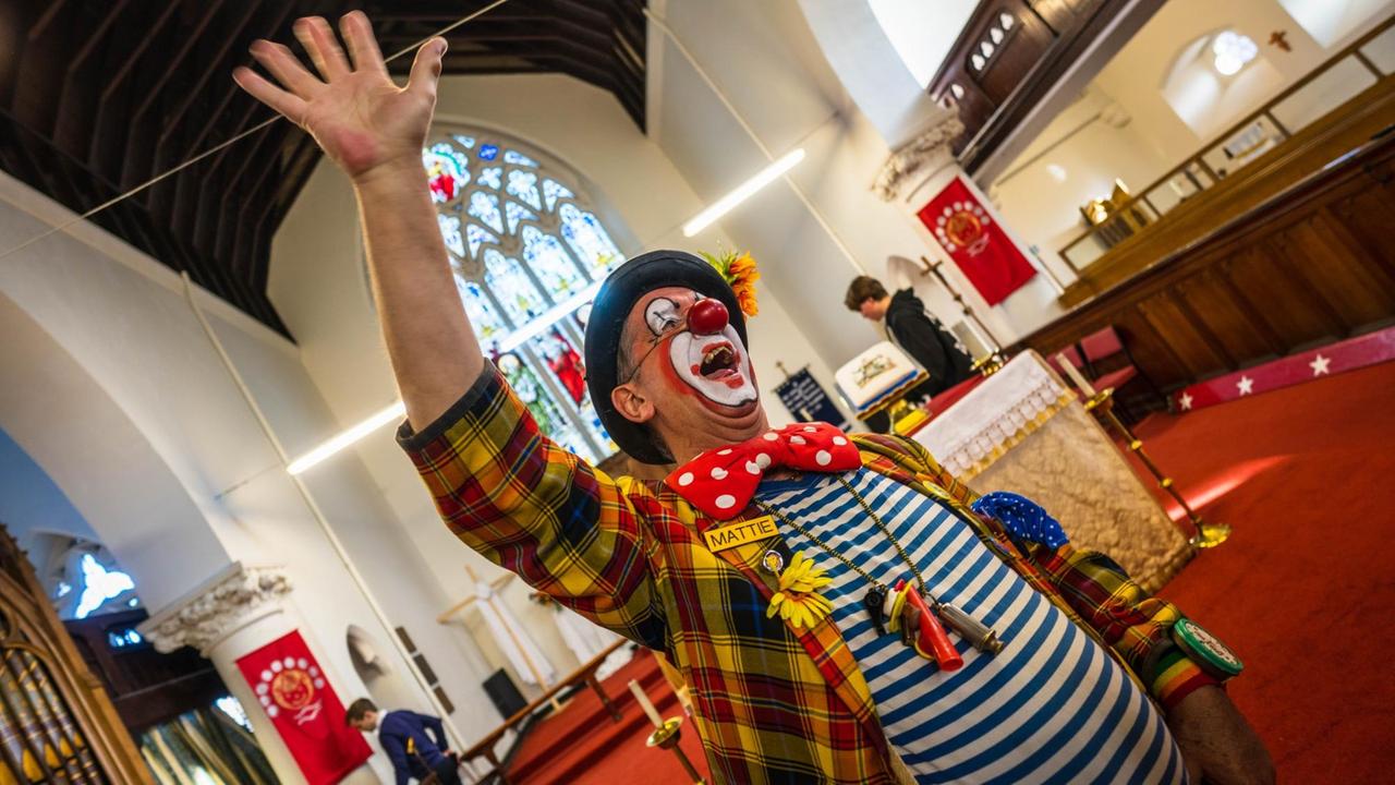 Der Clown Mattie in der All-Saints-Kirche im Stadtteil Haggerston, London