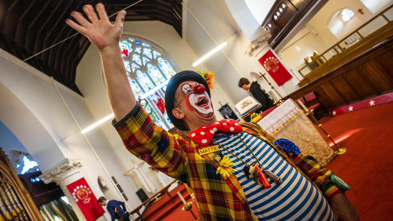 Der Clown Mattie in der All-Saints-Kirche im Stadtteil Haggerston, London Der Clown Mattie in der All-Saints-Kirche im Stadtteil Haggerston, London