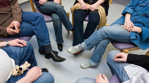 Auf der Suchtstation des Städtischen Krankenhauses im brandenburgischen Eisenhüttenstadt (Oder-Spree) sitzen Patienten während einer Gruppentherapie auf Stühlen im Kreis, aufgenommen am 12.02.2009.