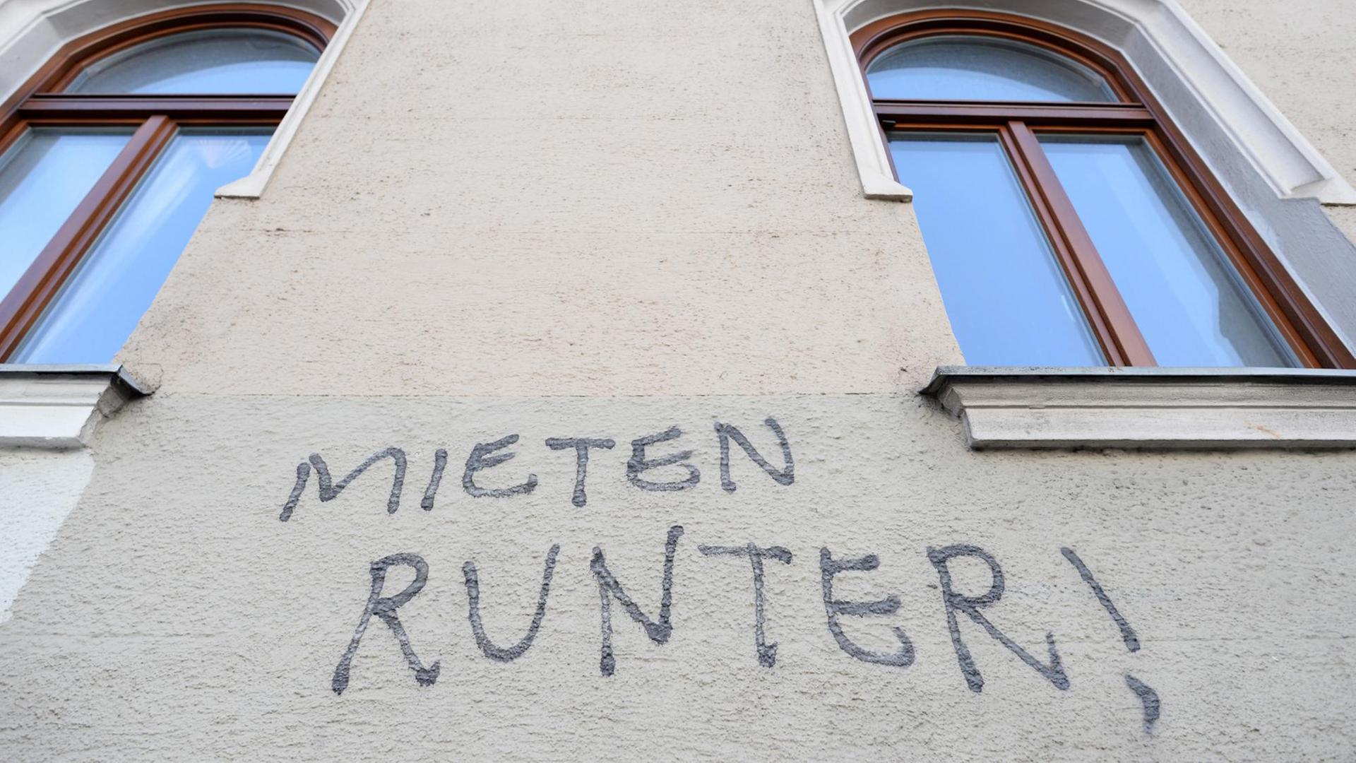 "Mieten runter!" steht am 10.03.2016 an einer Hauswand im Stadtteil Giesing in München.