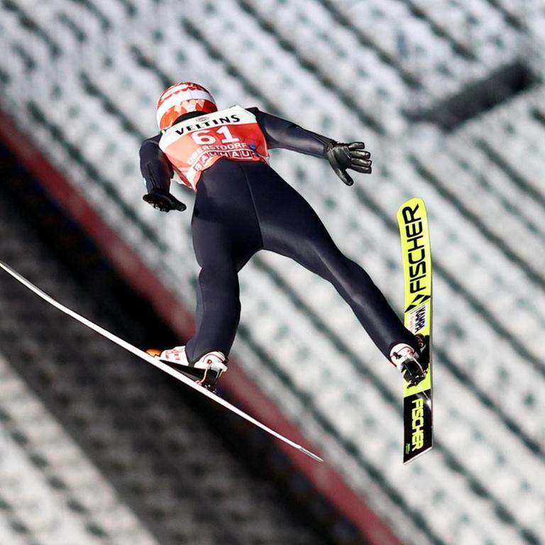 Ski nordisch / Skispringen: Weltcup, Vierschanzentournee, Großschanze, Herren, 1. Durchgang. Markus Eisenbichler aus Deutschland springt über der leeren Tribüne.