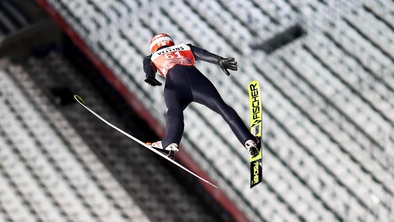 Ski nordisch / Skispringen: Weltcup, Vierschanzentournee, Großschanze, Herren, 1. Durchgang. Markus Eisenbichler aus Deutschland springt über der leeren Tribüne.