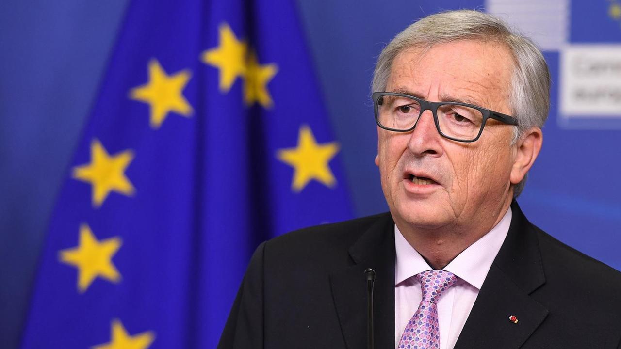 EU-Kommissionschef Jean-Claude Juncker steht neben einer Europa-Fahne- EU-Kommissionschef Jean-Claude Juncker steht neben einer Europa-Fahne-