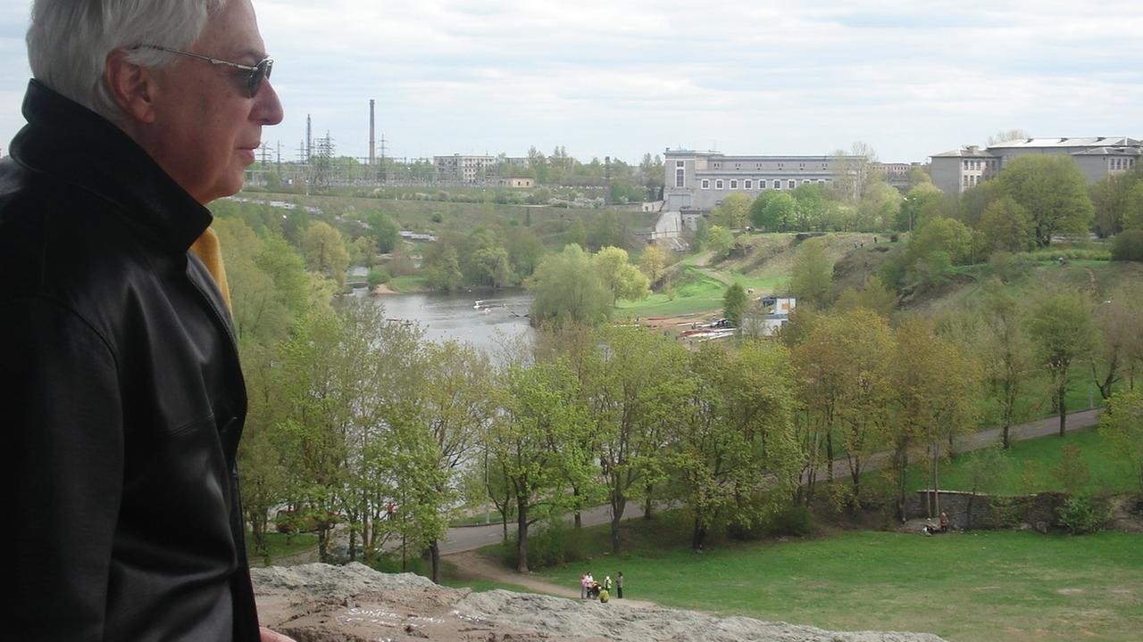 Otto Jastrow schaut von einem alten Gemäuer auf die grüne Landschaft.