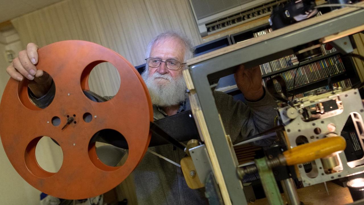 Der Silhouettenfilm-Macher, Jörg Herrmann, bedient eine Maschine zur Digitalisierung analoger Filme