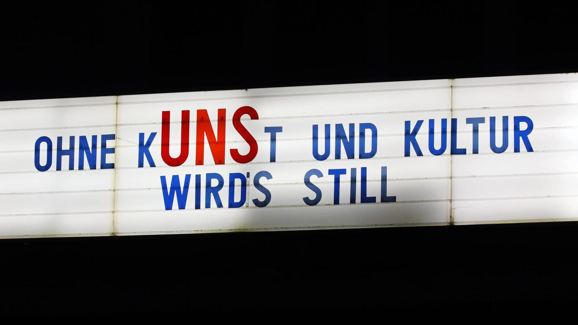 Ein Kinoschild mit der Aufschrift Ohne KUNSt und Kultur wirds still Ein Kinoschild mit der Aufschrift Ohne KUNSt und Kultur wirds still