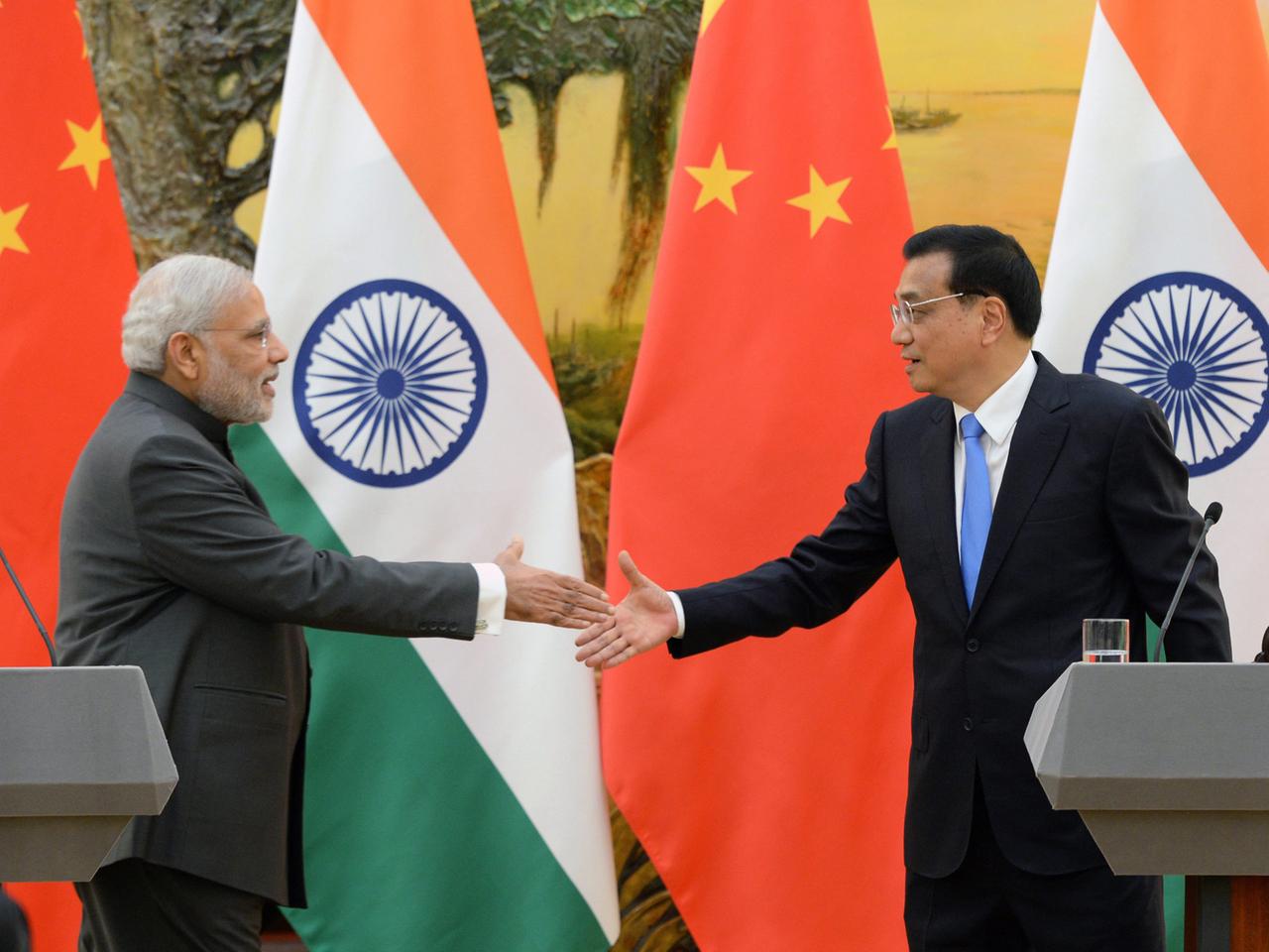 Indian Prime Minister Narendra Modi (L) shakes hands with Chinese Premier Li Keqiang (R) during a news conference at the Great Hall of the People in Beijing, China, 15 May 2015. The Indian leader is on an official visit, and is expected to meet with Chinese top officials to boost bilateral relations in economic and political matters.