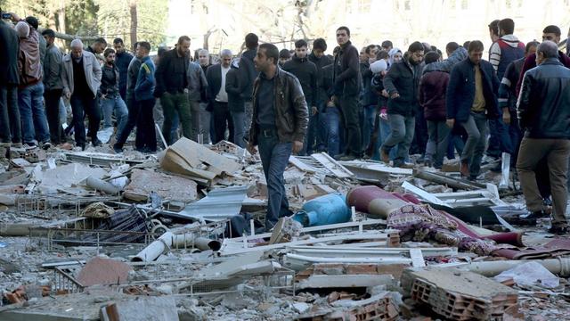 Menschen begutachten die Schäden an einem Haus nach einem Bombenanschlag in der türkischen Stadt Diyarbakir
