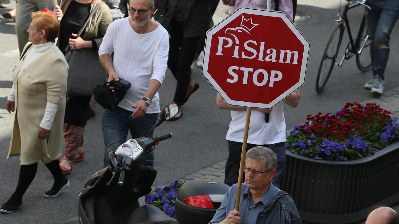 EPA / TOMASZ GZELL POLEMenschen führen einen Banner mit der Aufschrift "Stop PiSlam" von der KOD. Sie protestieren gegen die regierende PiS-Paretei und wollen die Demokratie verteidigen. Der Marsch ist ein Ausdruck der Unterstützung für die polnische Präsenz in der Europäischen Union.
