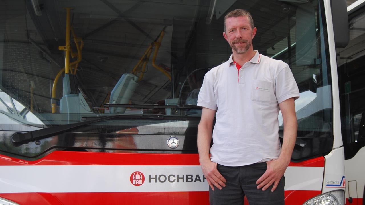 Nico Patschinski steht vor seinem Arbeitsplatz, einem Bus der hamburger Verkehrsbetriebe. Nico Patschinski steht vor seinem Arbeitsplatz, einem Bus der hamburger Verkehrsbetriebe.