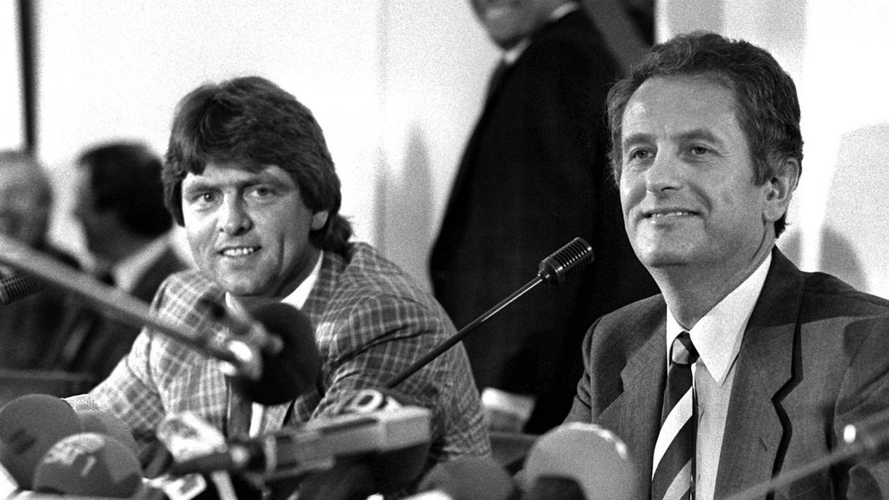 Der stellvertretende Kieler Regierungssprecher Herwig Ahrendsen (l) und Ministerpräsident Uwe Barschel am 18.09.1987 während einer Pressekonferenz in Kiel. Der stellvertretende Kieler Regierungssprecher Herwig Ahrendsen (l) und Ministerpräsident Uwe Barschel am 18.09.1987 während einer Pressekonferenz in Kiel.