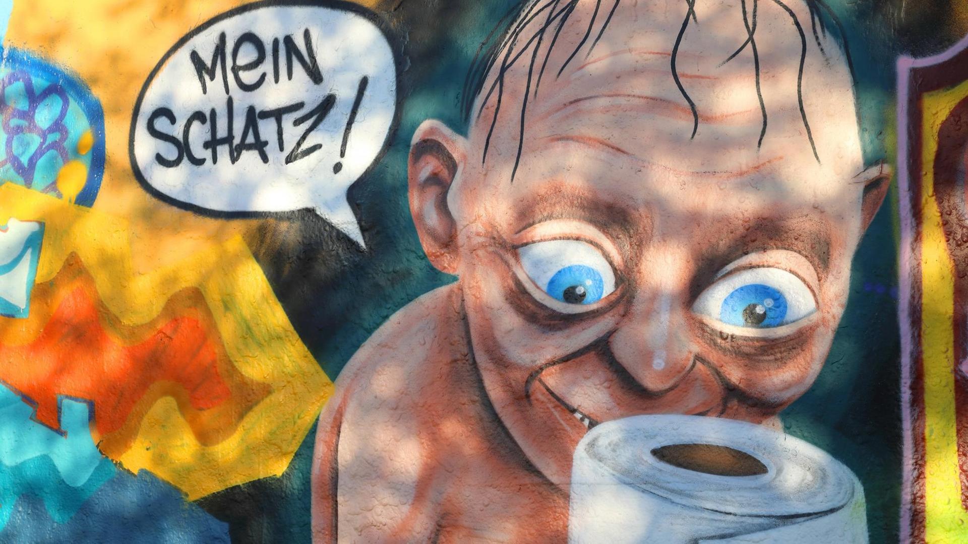 Ein Graffiti-Gollum hält eine Toilettenpapierrolle, daneben die Sprechblase "Mein Schatz" Ein Graffiti-Gollum hält eine Toilettenpapierrolle, daneben die Sprechblase "Mein Schatz"