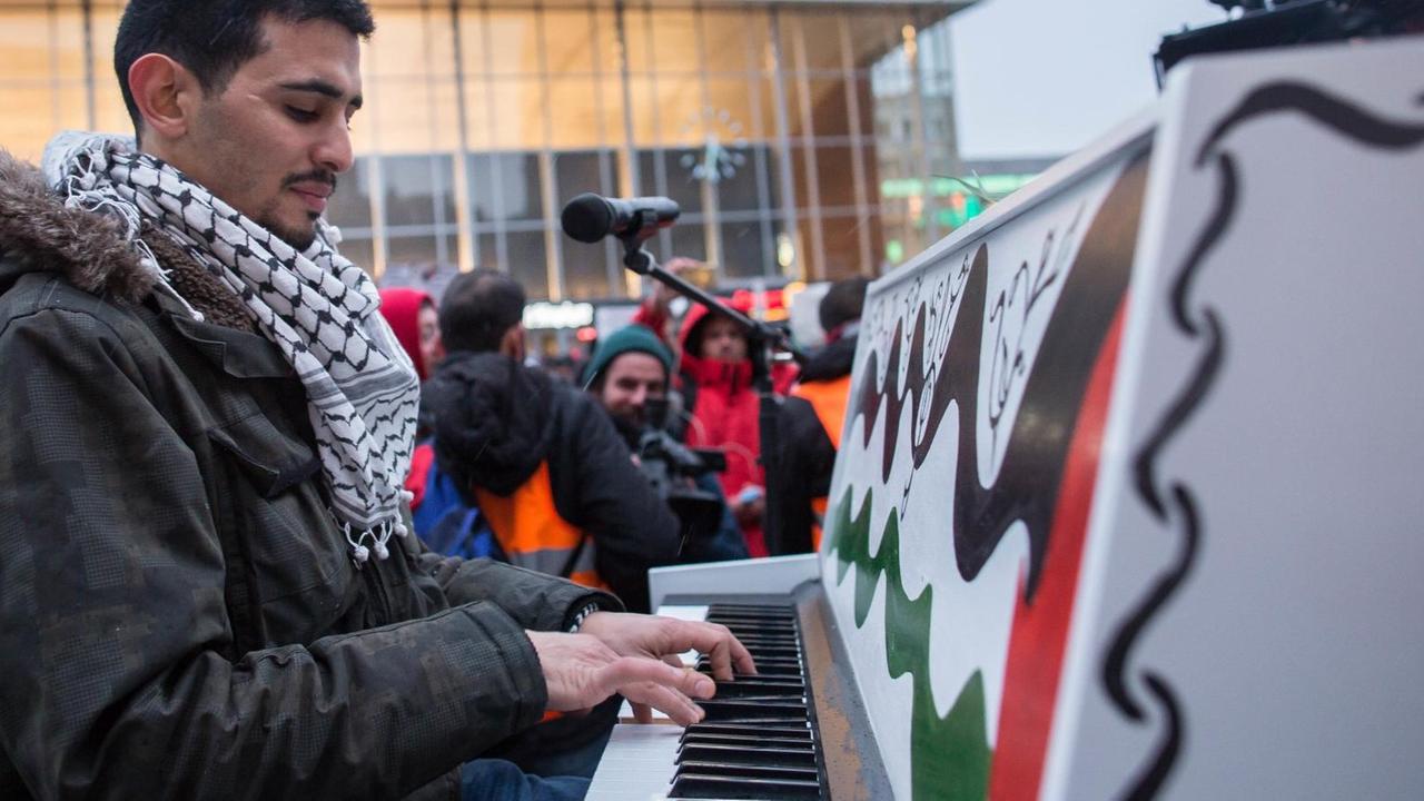 Der syrisch-palästinensische Musiker Aeham Ahmad, Träger des internationalen Beethovenpreises, spielt am 16.01.2016 in Köln (Nordrhein-Westfalen) Piano bei der Demonstration "Syrische Flüchtlinge sagen Nein zu den Übergriffen von Köln!". Der syrisch-palästinensische Musiker Aeham Ahmad, Träger des internationalen Beethovenpreises, spielt am 16.01.2016 in Köln (Nordrhein-Westfalen) Piano bei der Demonstration "Syrische Flüchtlinge sagen Nein zu den Übergriffen von Köln!".