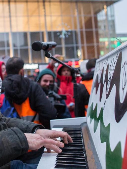 Der syrisch-palästinensische Musiker Aeham Ahmad, Träger des internationalen Beethovenpreises, spielt am 16.01.2016 in Köln (Nordrhein-Westfalen) Piano bei der Demonstration "Syrische Flüchtlinge sagen Nein zu den Übergriffen von Köln!".