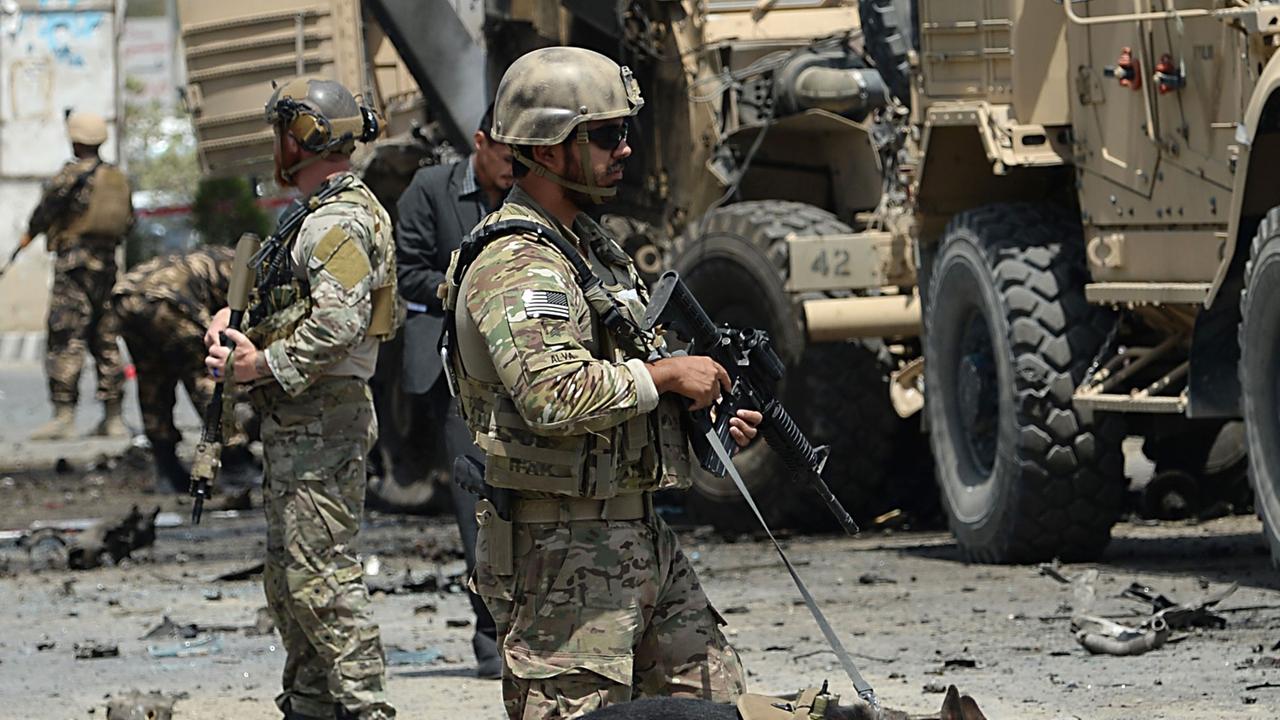 US-Soldaten untersuchen das Autowrack eines Selbstmordattentäters in der afghanischen Hauptstadt Kabul.