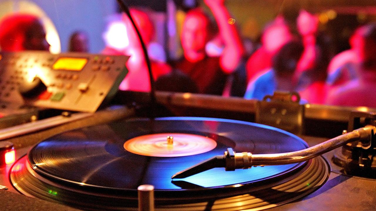 Der Plattenspieler (Turntables) einer Musikanlage, aufgenommen am 14.04.2005 Der Plattenspieler (Turntables) einer Musikanlage, aufgenommen am 14.04.2005