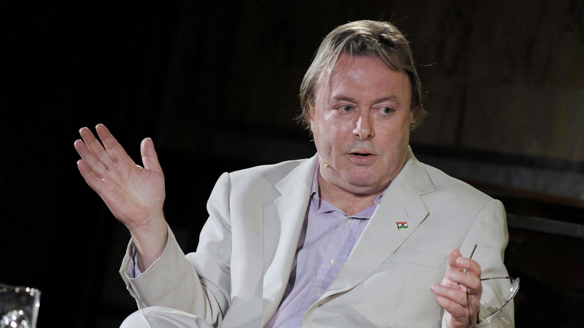 Der 2011 verstorbene Autor und Religionskritiker Christopher Hitchens einem Jahr vor seinem Tod bei einem Vortrag in der New York Public Library. Der 2011 verstorbene Autor und Religionskritiker Christopher Hitchens einem Jahr vor seinem Tod bei einem Vortrag in der New York Public Library.