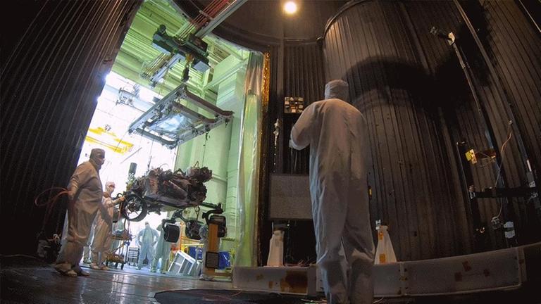 Der Mars-2020-Rover der NASA wird in einer Vakuumkammer des Jet Propulsion Laboratory unter marsähnlichen Umgebungsbedingungen getestet. Der Mars-2020-Rover der NASA wird in einer Vakuumkammer des Jet Propulsion Laboratory unter marsähnlichen Umgebungsbedingungen getestet.