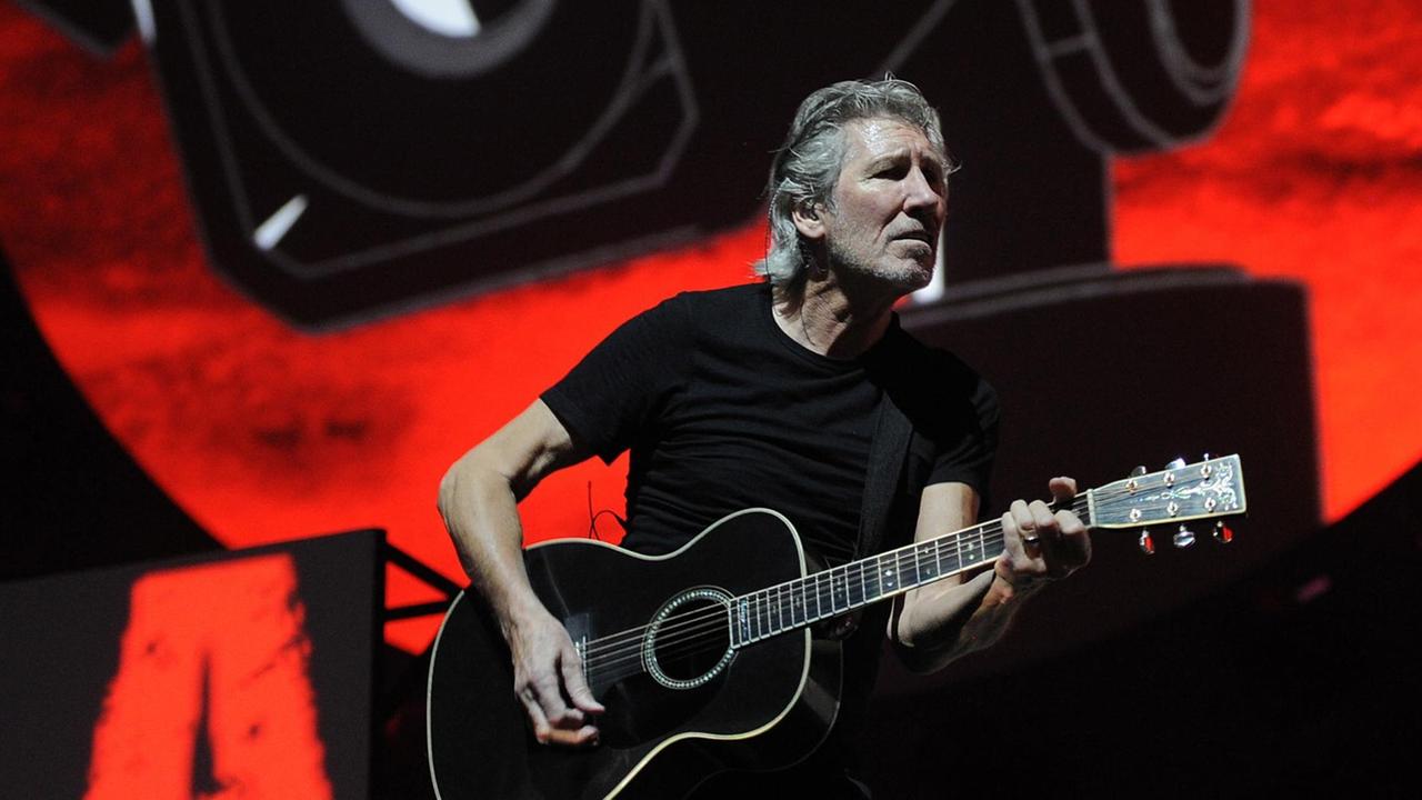 Der britische Sänger Roger Waters steht auf der Bühne.