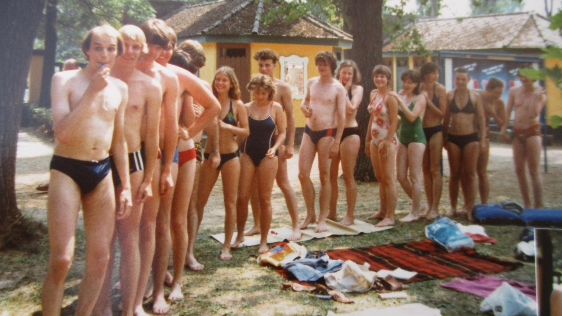 Eine Jugendgruppe in Badesachen in einem Freibad am Balaton auf einem Foto 1984. Eine Jugendgruppe in Badesachen in einem Freibad am Balaton auf einem Foto 1984.
