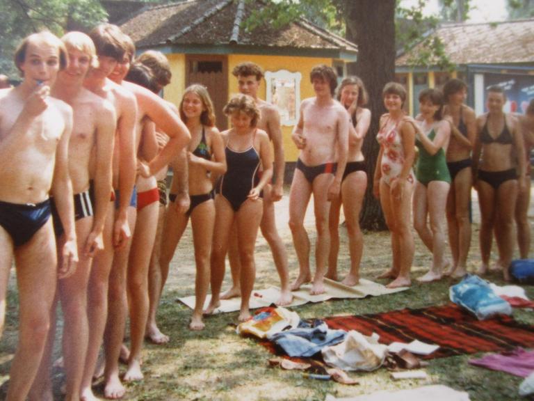Eine Jugendgruppe in Badesachen in einem Freibad am Balaton auf einem Foto 1984.